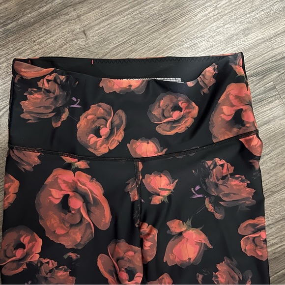 Victoria’s Secret - Victoria Sport Ladies Size M Leggings - Black & Coral Floral - Picture 3 of 13